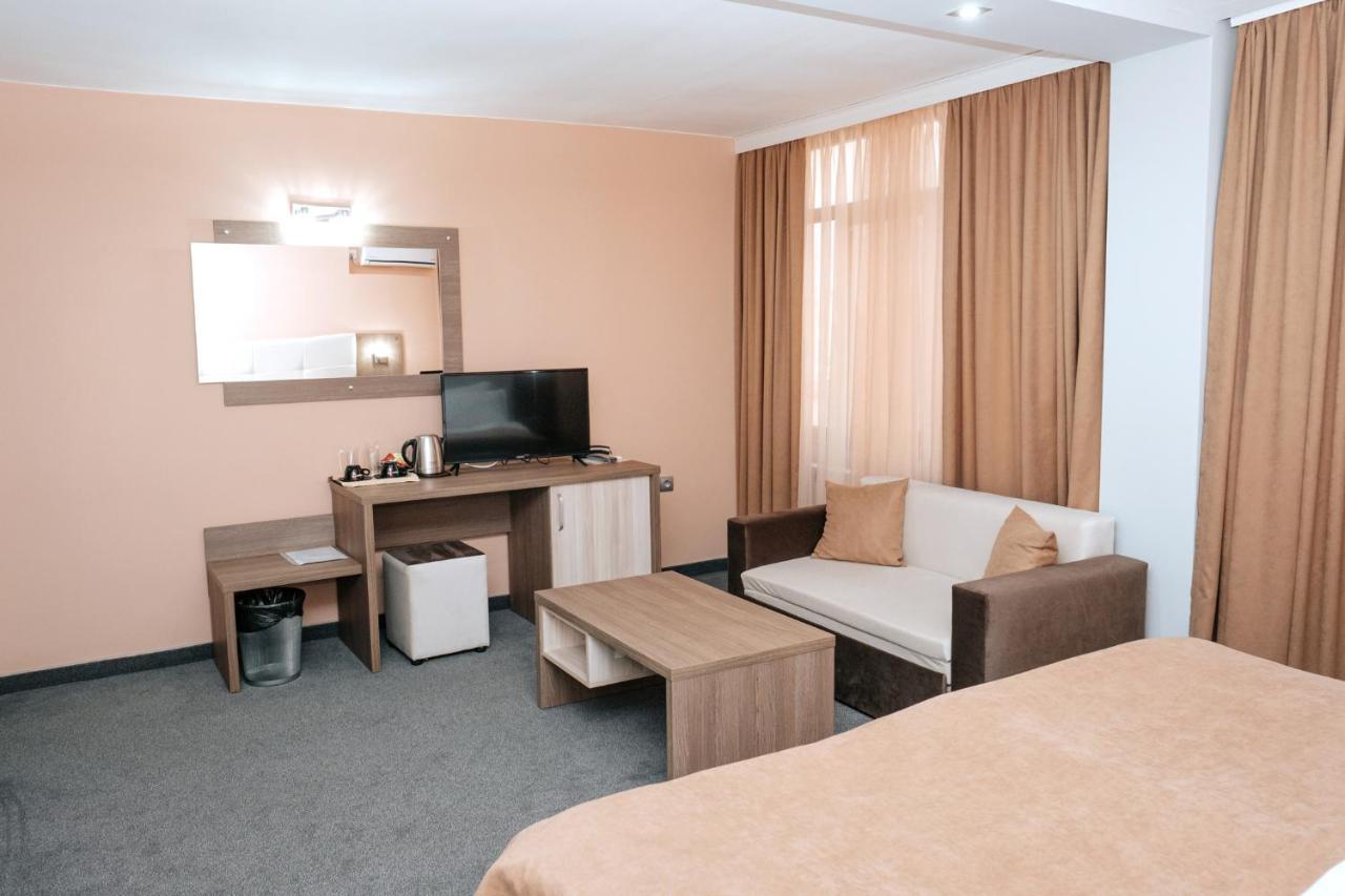 Hotel Tundzha - Renovated! Jamboł Zewnętrze zdjęcie